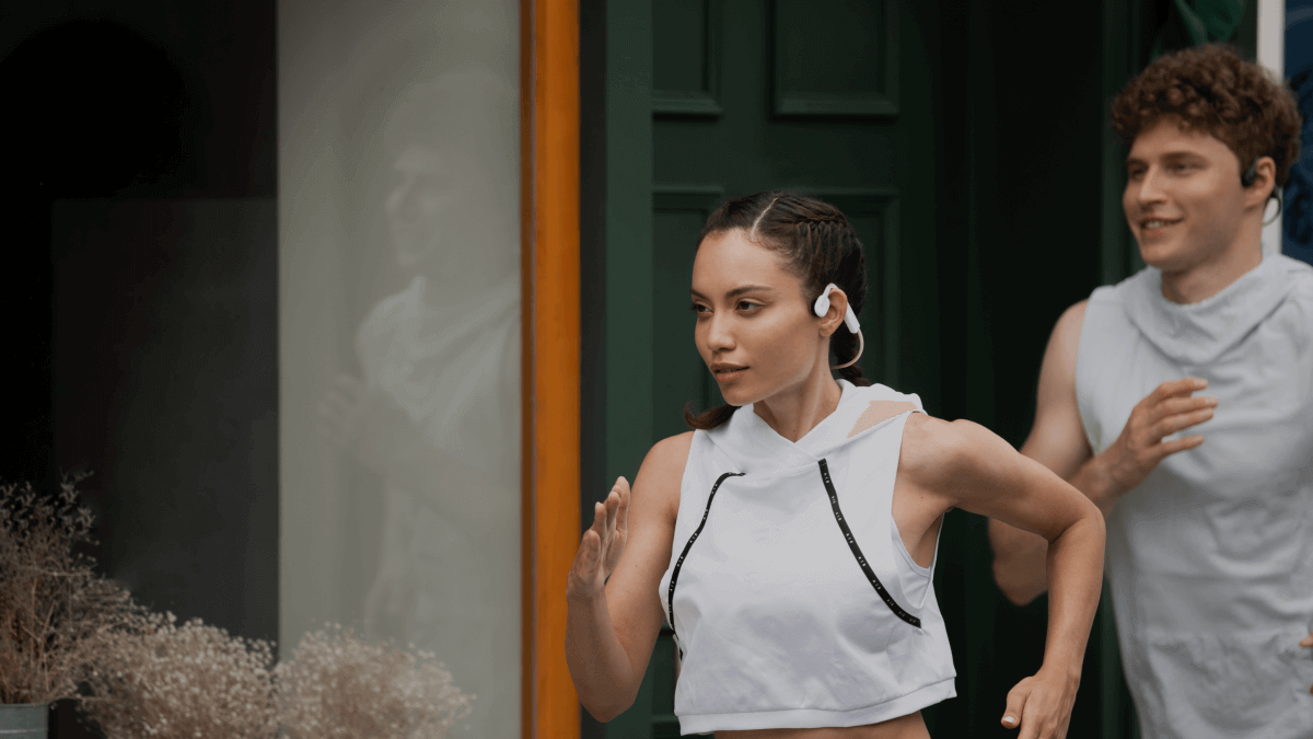 Vidéo de présentation sur l'OpenMove, casque sport d'entrée de gamme à conduction osseuse permettant les oreilles libres.