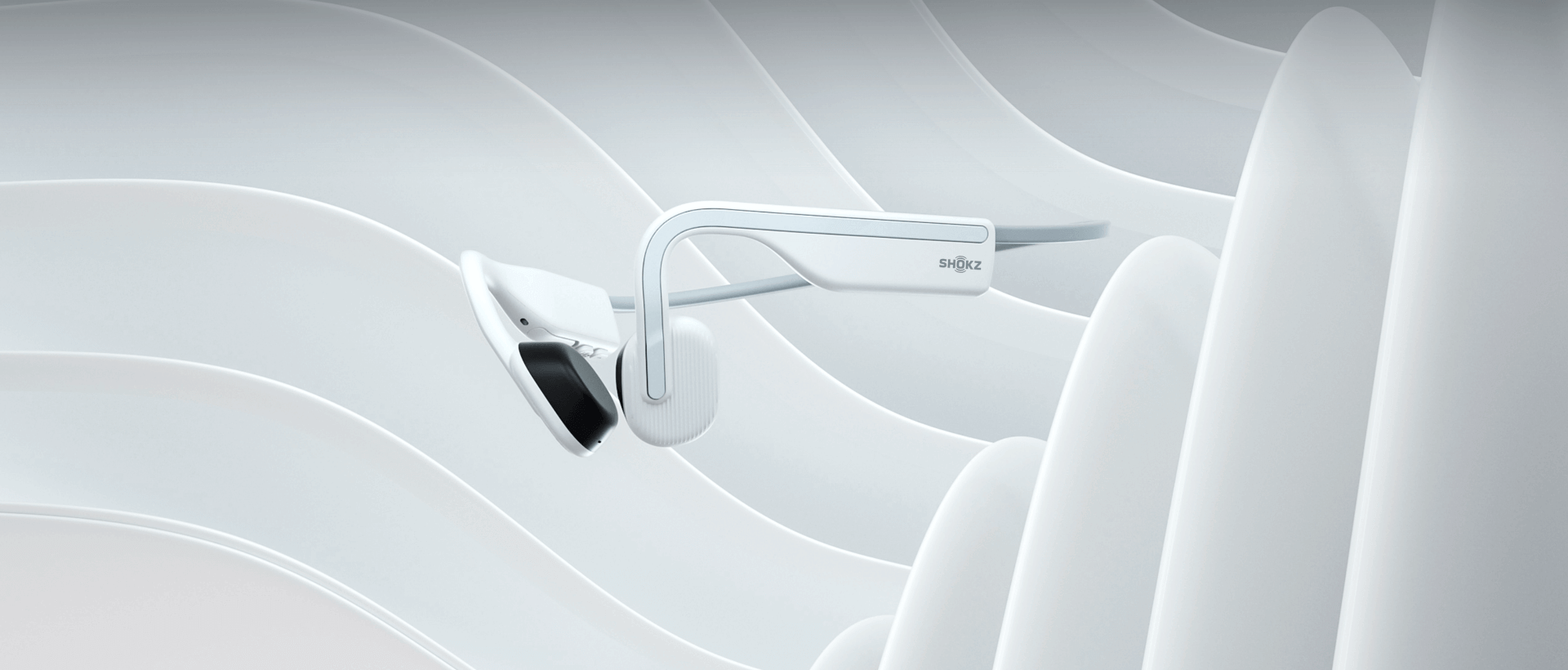 Présentation de l'OpenMove blanc Shokz, casque sport d'entrée de gamme à conduction osseuse, conçu pour les sports urbains. Toute la liberté des oreilles.