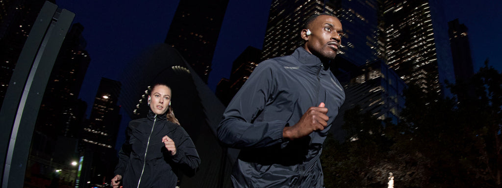 Courir dans l’obscurité vous paraît risqué ? Découvrez une façon plus sûre et plus intelligente de courir la nuit grâce à l’audio à oreilles libres et à une visibilité accrue grâce aux couleurs.