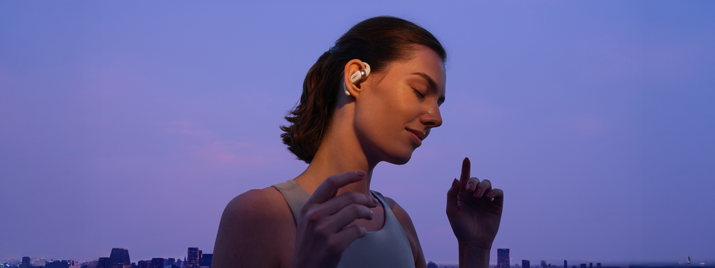 Difficultés à bien entendre sans inconfort ? Découvrez les meilleurs écouteurs à oreilles libres pour personnes âgées