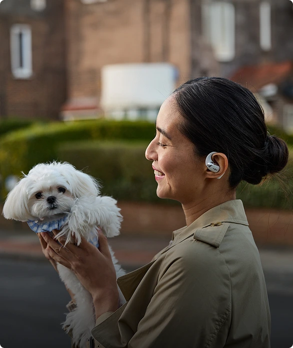 Restez vigilant pendant que vous écoutez de la musique lorsque vous promenez votre chien dans la rue ou dans un parc.